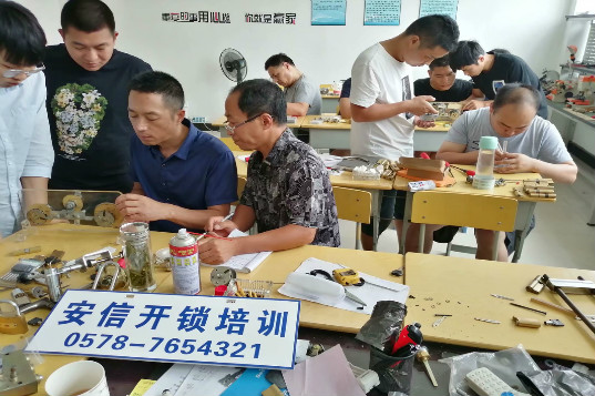 福建学开锁的学员上课中