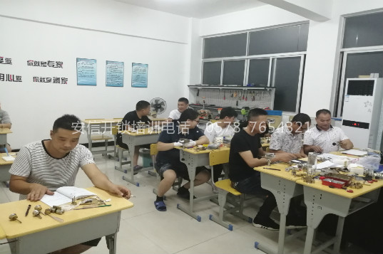 厦门学配汽车钥匙上班时间累不累？